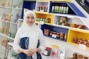 Laura Irawat, Direktur PIWKU Inkubator Bisnis di depan Galeri UMKM KPP Pratama Cilegon
