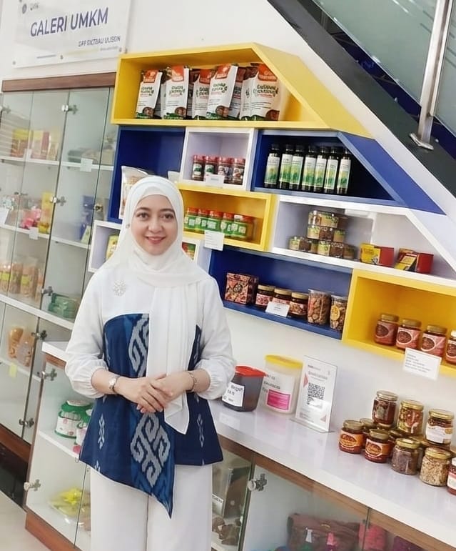 Laura Irawat, Direktur PIWKU Inkubator Bisnis di depan Galeri UMKM KPP Pratama Cilegon