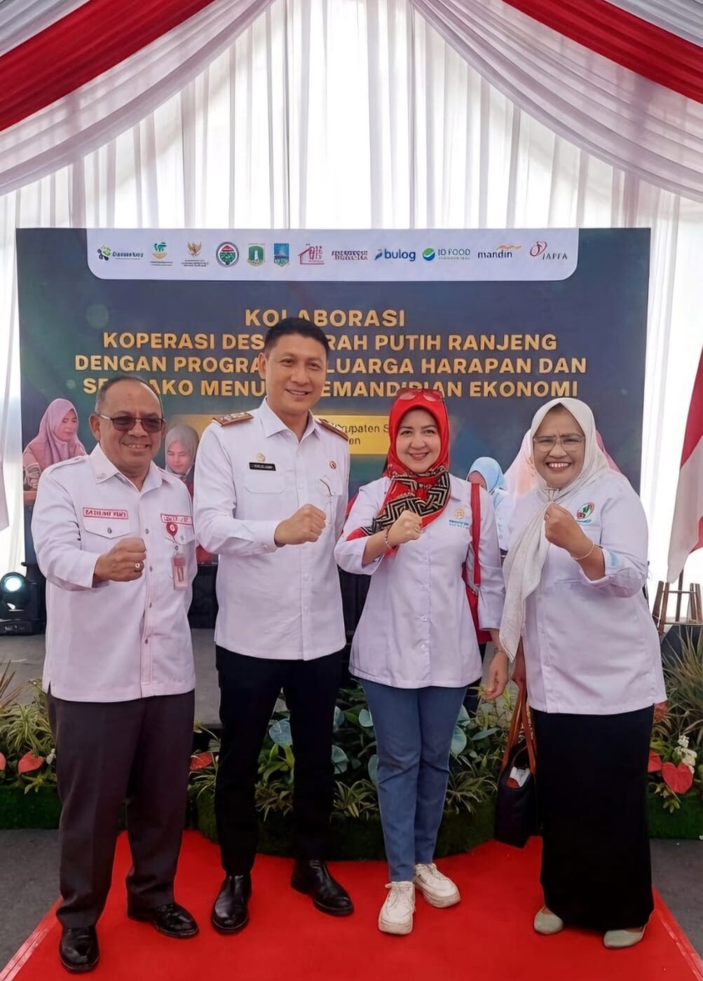 Deden Apriandhi Hartawan Sekda Banten, Agus Mintono Kepala Dinas Koperasi dan UKM Provinsi Banten, Laura Irawati ketua bidang diklat Dekopinwil Banten, dan Tuti Alawiyah Ketua Lapenkop Banten
